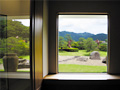 窓から望む日本庭園